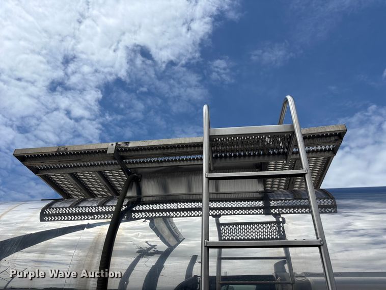 image for item FC4698 1997 Walker Stainless tank trailer