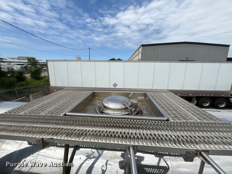 image for item FC4698 1997 Walker Stainless tank trailer