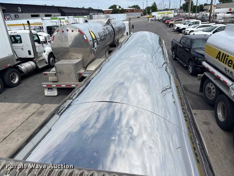 image for item FC4698 1997 Walker Stainless tank trailer
