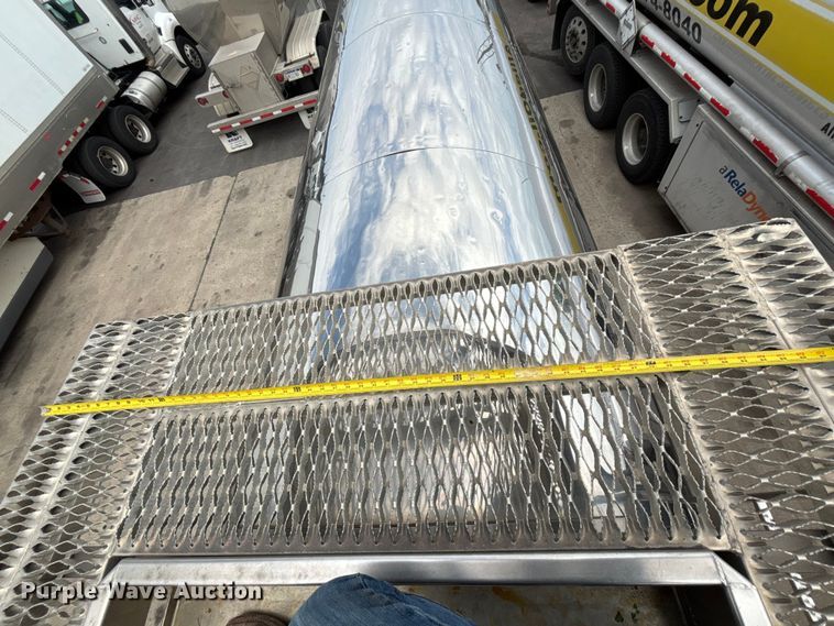 image for item FC4698 1997 Walker Stainless tank trailer