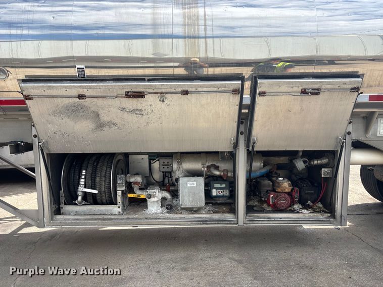 image for item FC4698 1997 Walker Stainless tank trailer