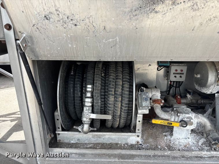 image for item FC4698 1997 Walker Stainless tank trailer