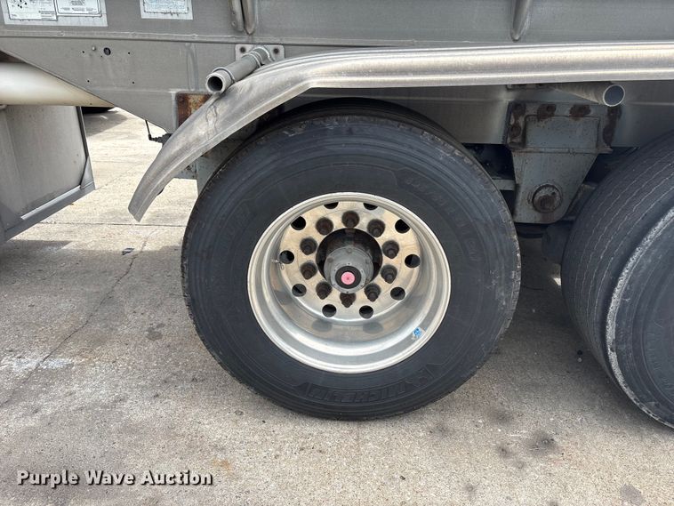image for item FC4698 1997 Walker Stainless tank trailer