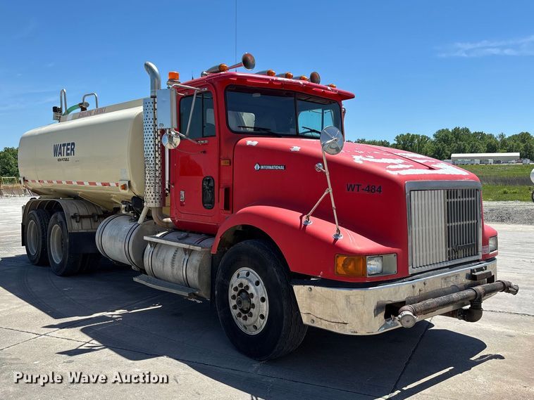 image for item FC5753 1996 International 9400 water truck