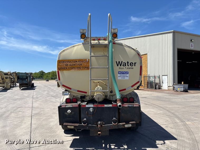 image for item FC5753 1996 International 9400 water truck