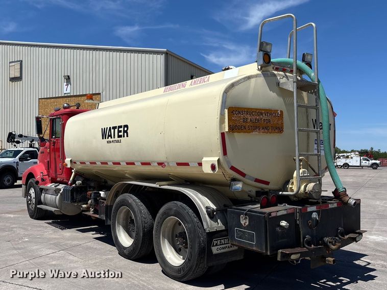 image for item FC5753 1996 International 9400 water truck