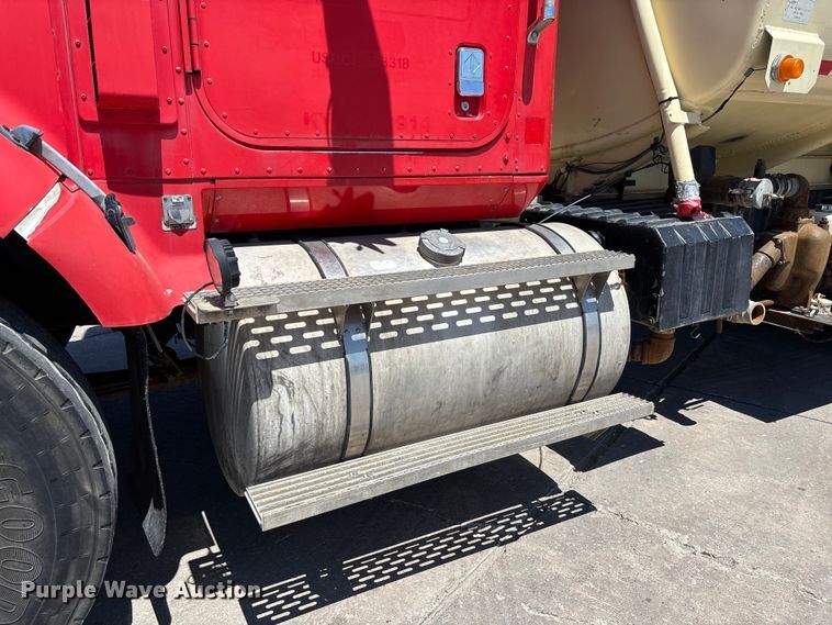 image for item FC5753 1996 International 9400 water truck