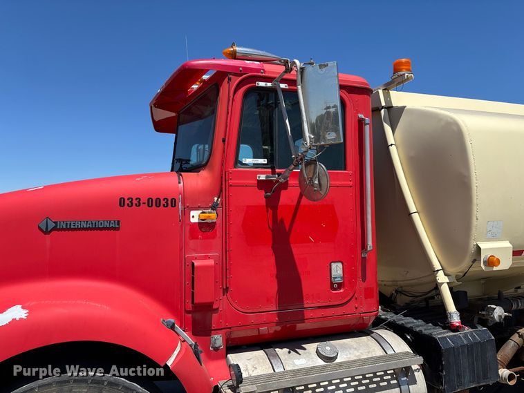image for item FC5753 1996 International 9400 water truck
