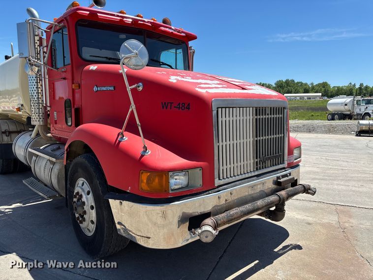 image for item FC5753 1996 International 9400 water truck