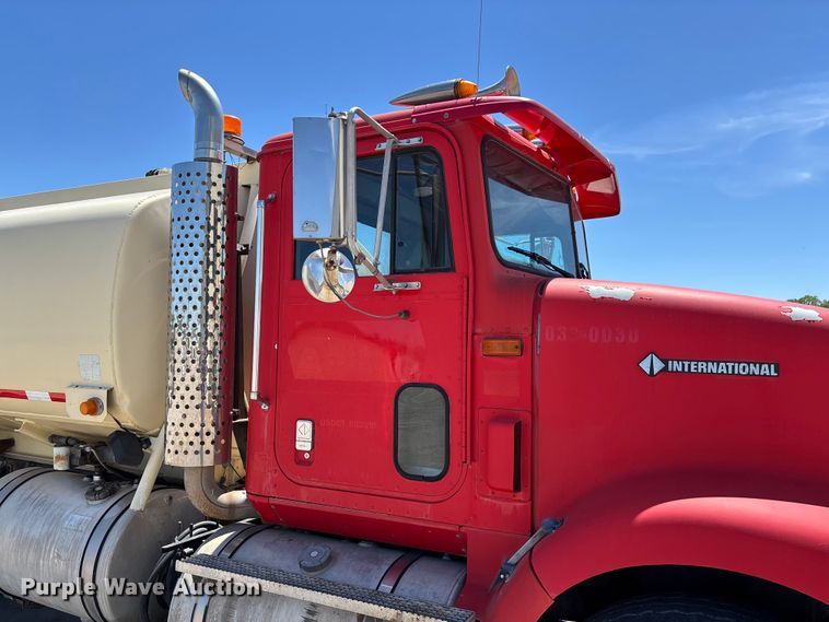 image for item FC5753 1996 International 9400 water truck