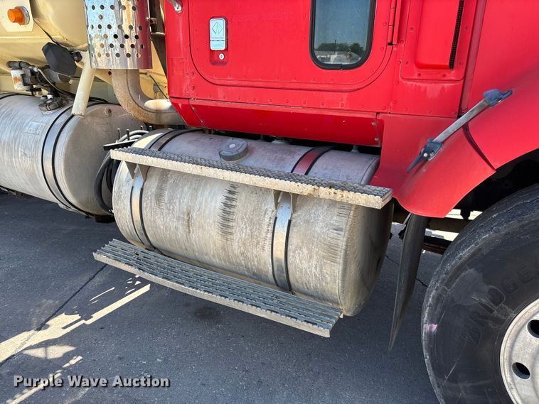 image for item FC5753 1996 International 9400 water truck