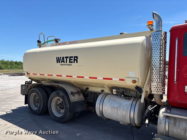 image for item FC5753 1996 International 9400 water truck