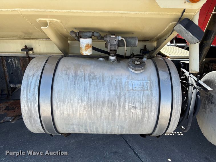image for item FC5753 1996 International 9400 water truck