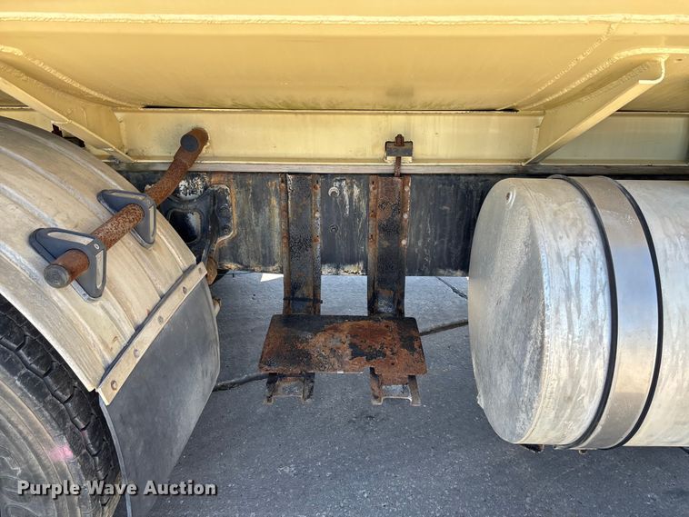 image for item FC5753 1996 International 9400 water truck
