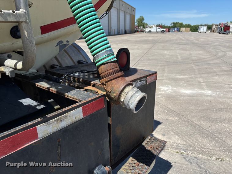 image for item FC5753 1996 International 9400 water truck