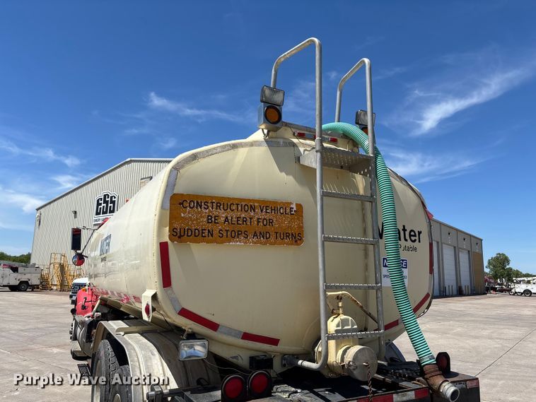 image for item FC5753 1996 International 9400 water truck