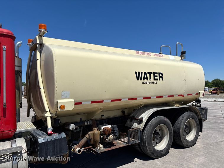 image for item FC5753 1996 International 9400 water truck