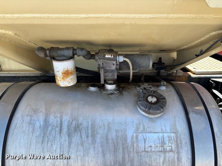 image for item FC5753 1996 International 9400 water truck