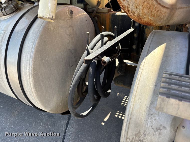 image for item FC5753 1996 International 9400 water truck