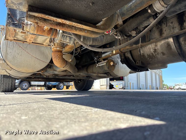 image for item FC5753 1996 International 9400 water truck