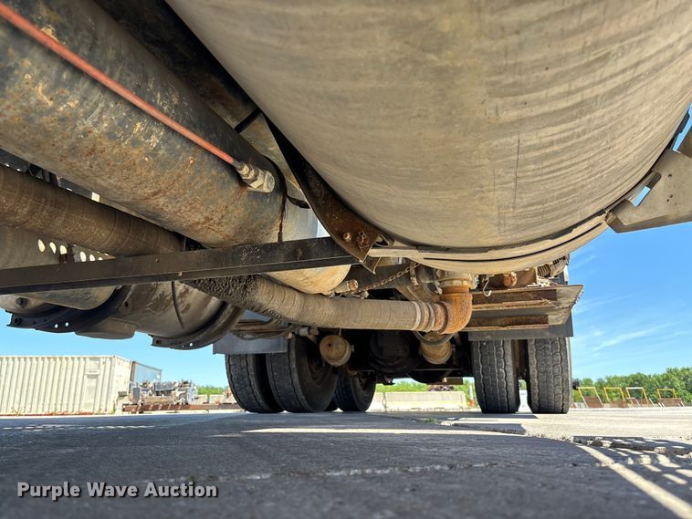 image for item FC5753 1996 International 9400 water truck