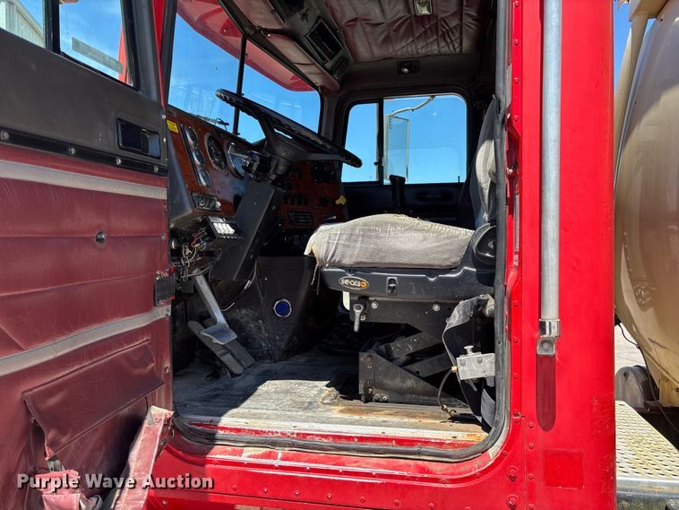 image for item FC5753 1996 International 9400 water truck