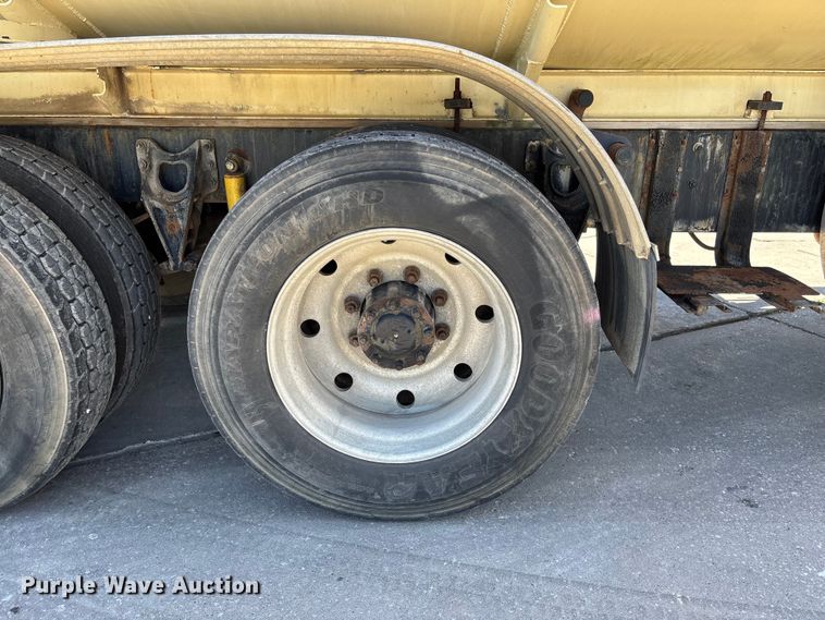 image for item FC5753 1996 International 9400 water truck