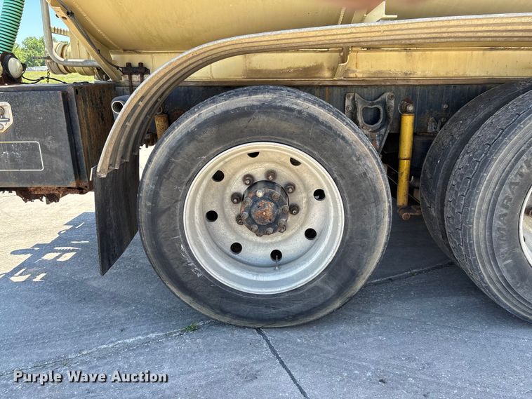image for item FC5753 1996 International 9400 water truck