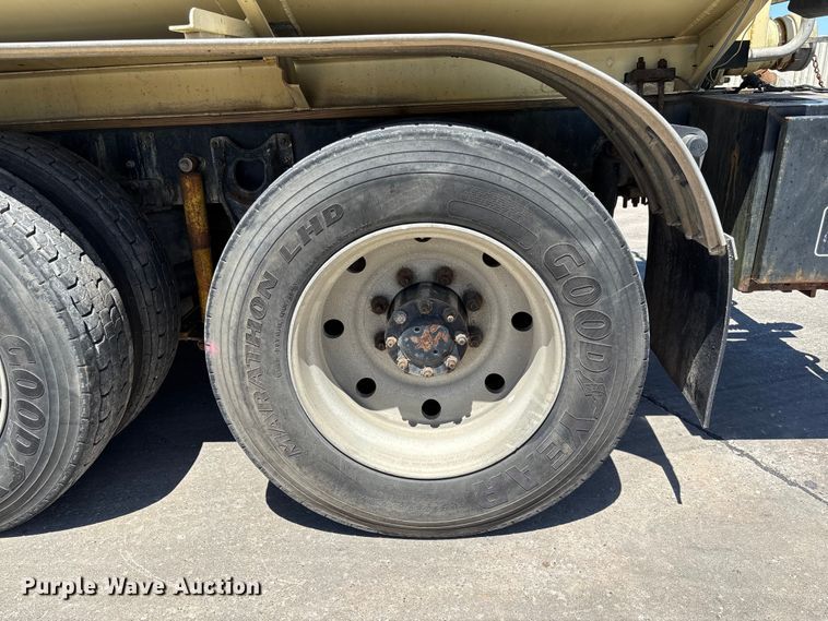 image for item FC5753 1996 International 9400 water truck