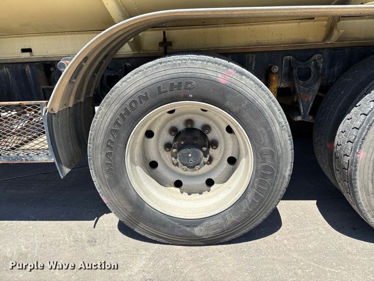 image for item FC5753 1996 International 9400 water truck