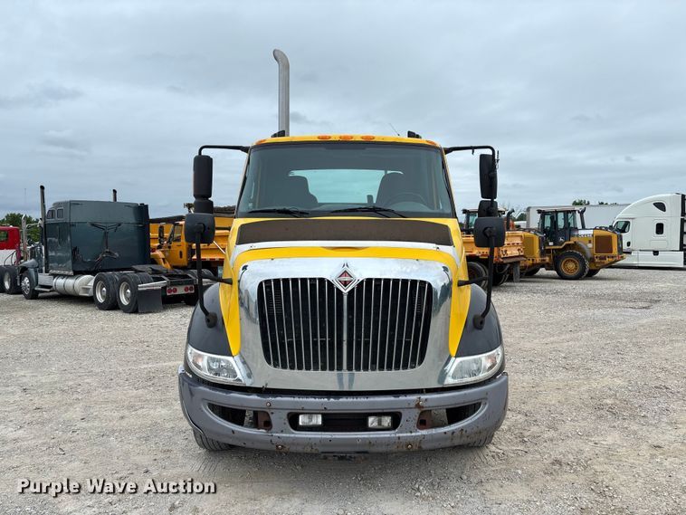 image for item FC5808 2007 International 8600 semi truck