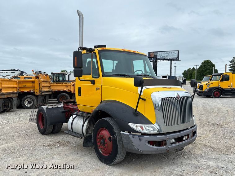 image for item FC5808 2007 International 8600 semi truck