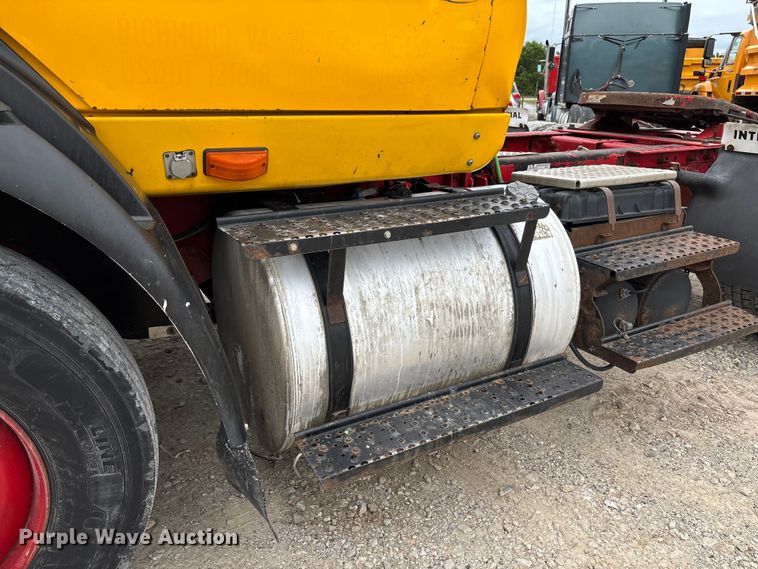 image for item FC5808 2007 International 8600 semi truck