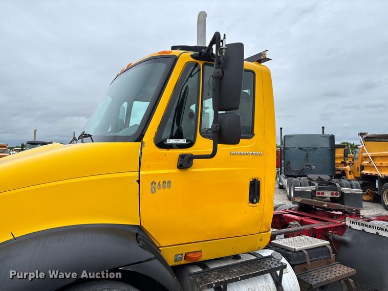 image for item FC5808 2007 International 8600 semi truck