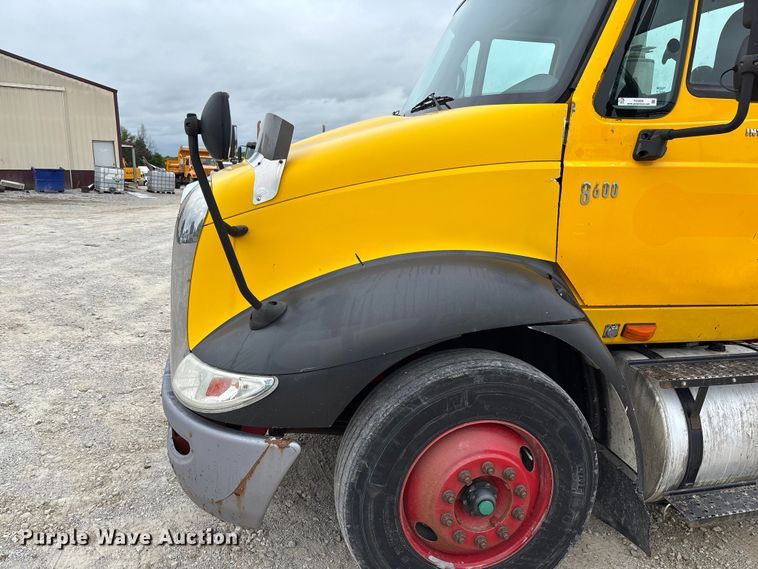 image for item FC5808 2007 International 8600 semi truck