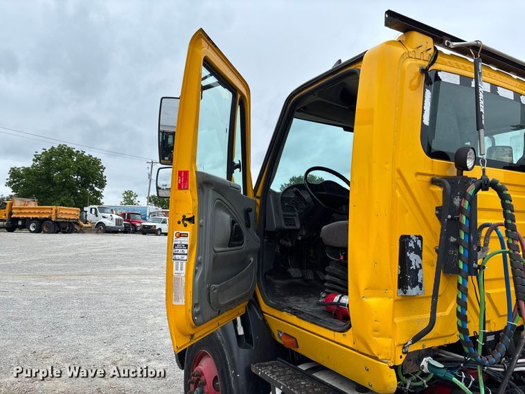 image for item FC5808 2007 International 8600 semi truck