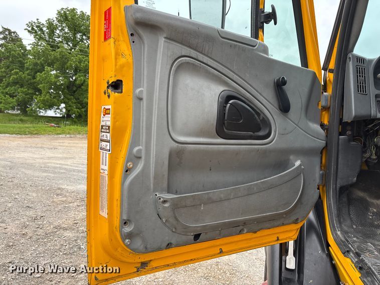 image for item FC5808 2007 International 8600 semi truck