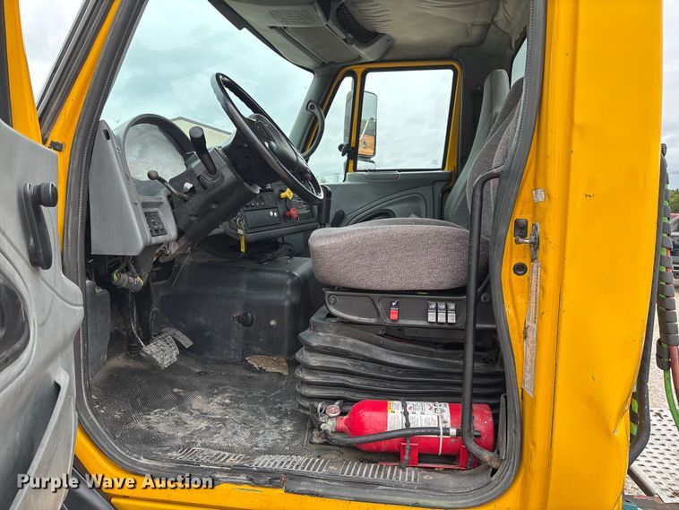 image for item FC5808 2007 International 8600 semi truck