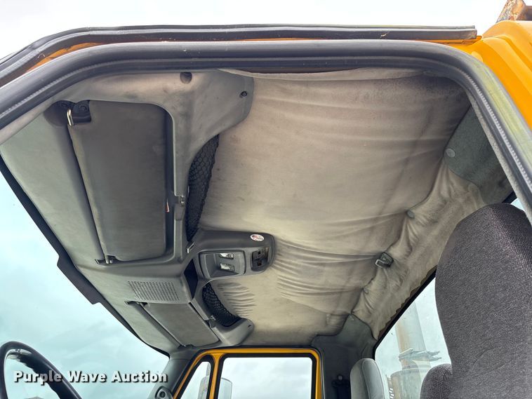 image for item FC5808 2007 International 8600 semi truck