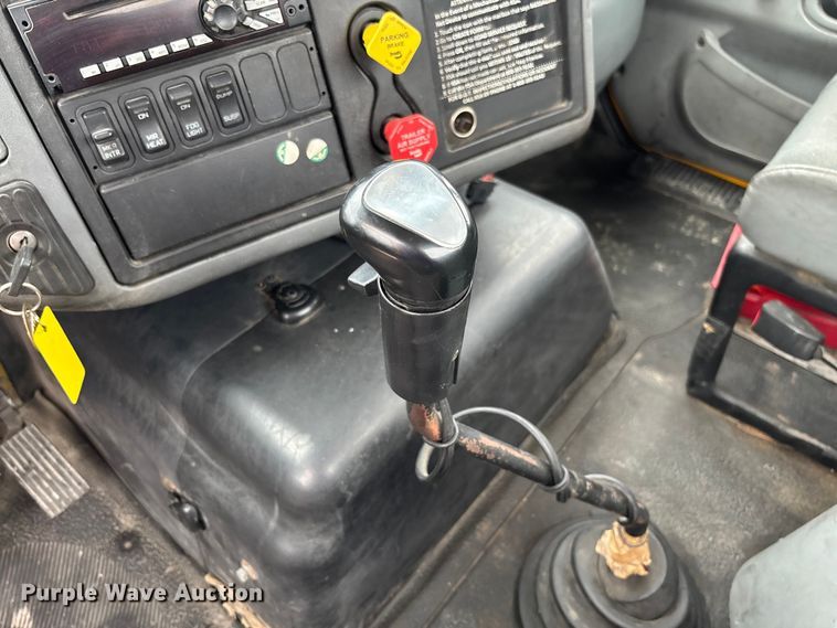 image for item FC5808 2007 International 8600 semi truck