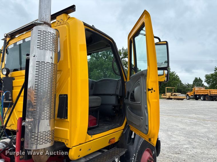 image for item FC5808 2007 International 8600 semi truck