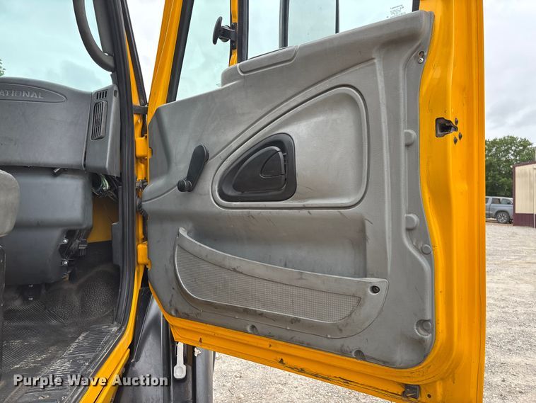 image for item FC5808 2007 International 8600 semi truck