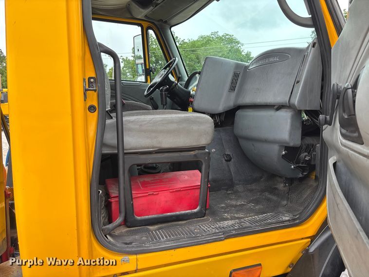 image for item FC5808 2007 International 8600 semi truck