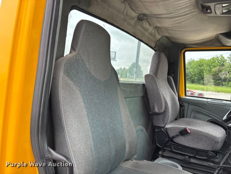 image for item FC5808 2007 International 8600 semi truck