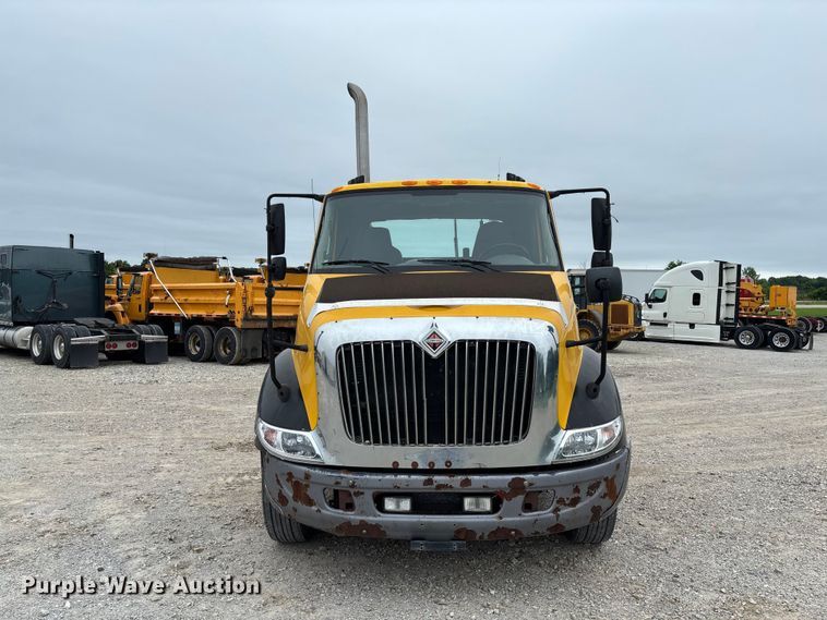image for item FC5809 2007 International 8600 semi truck
