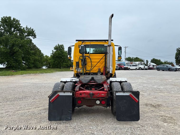 image for item FC5809 2007 International 8600 semi truck
