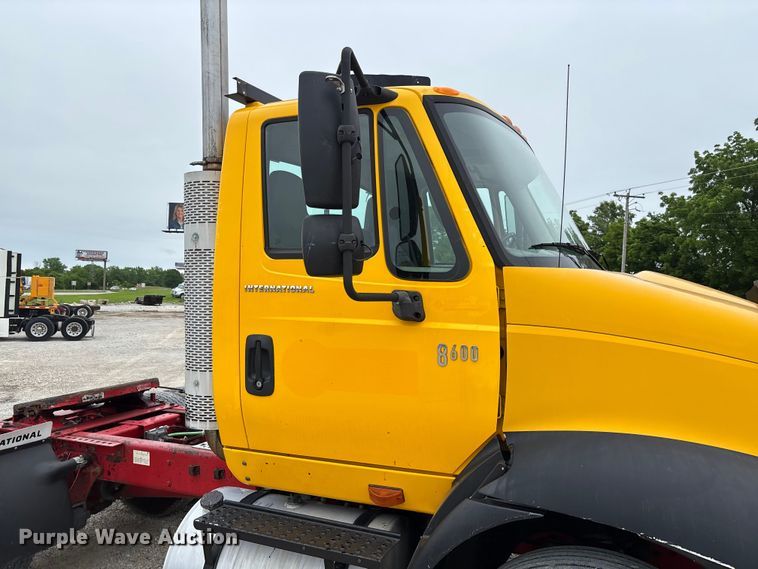 image for item FC5809 2007 International 8600 semi truck