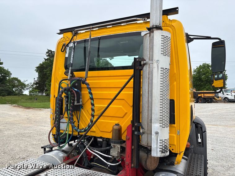 image for item FC5809 2007 International 8600 semi truck