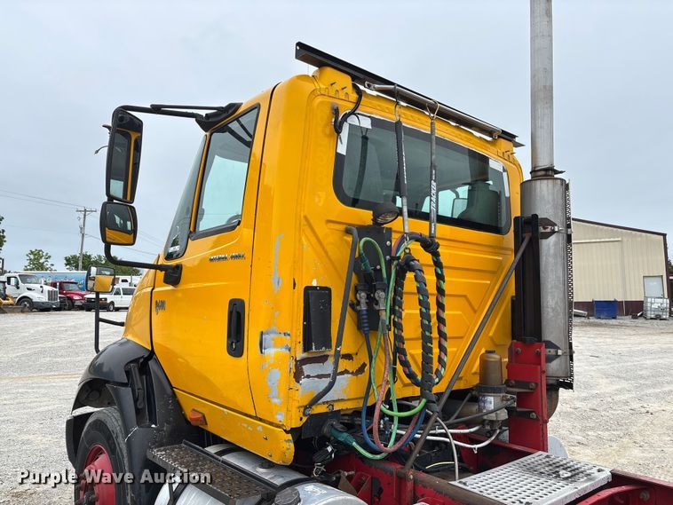 image for item FC5809 2007 International 8600 semi truck
