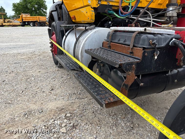 image for item FC5809 2007 International 8600 semi truck